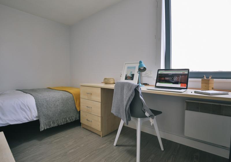 Silver En Suite Plus - iQ Brocco