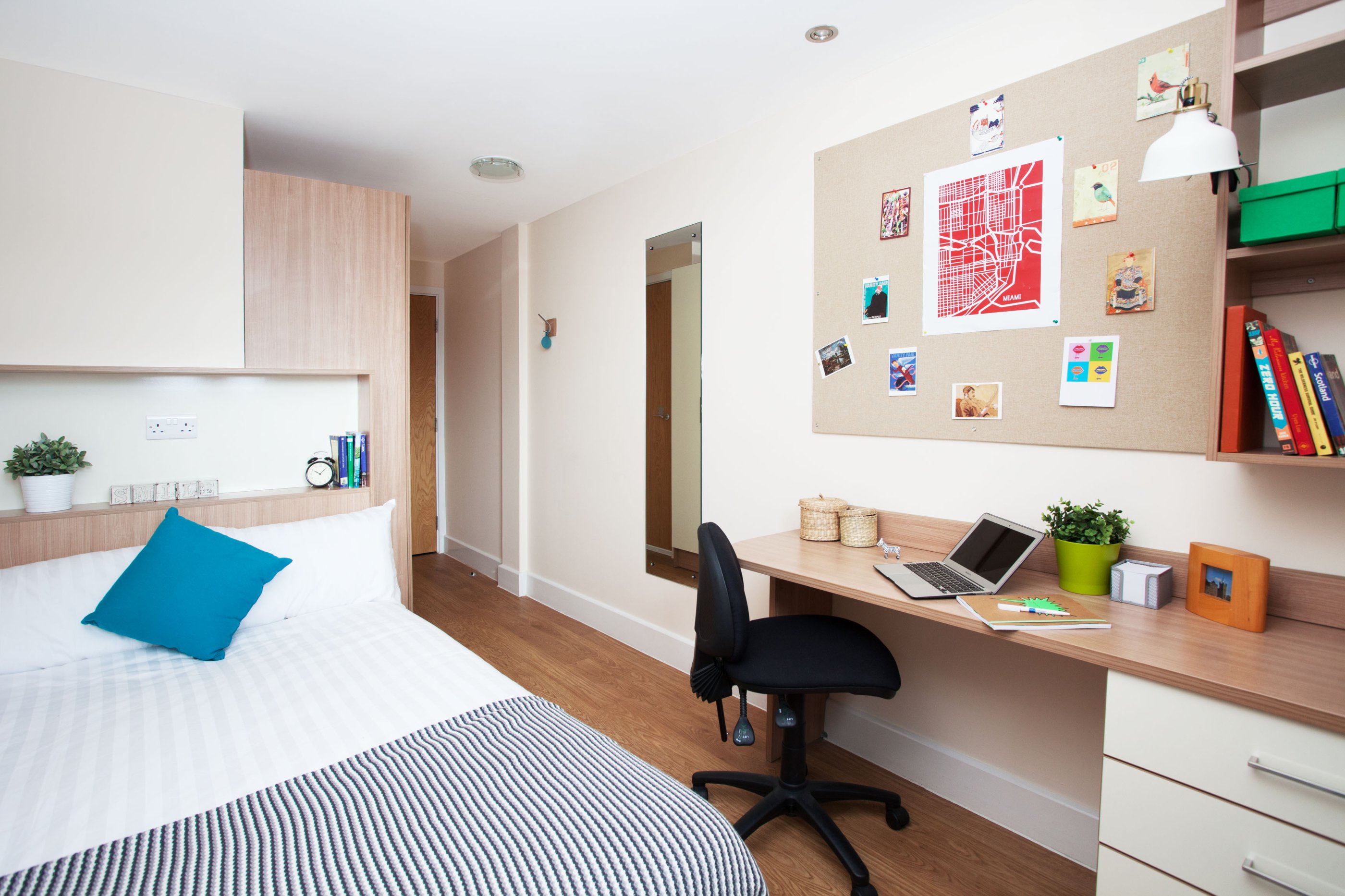 Large Standard Double En-Suite - Kelvin Court