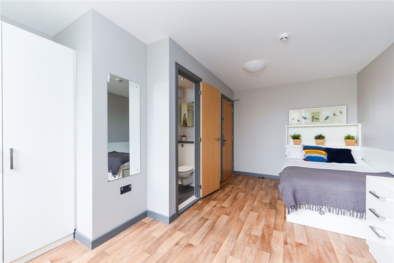 Ensuite – Silver - John Bell House