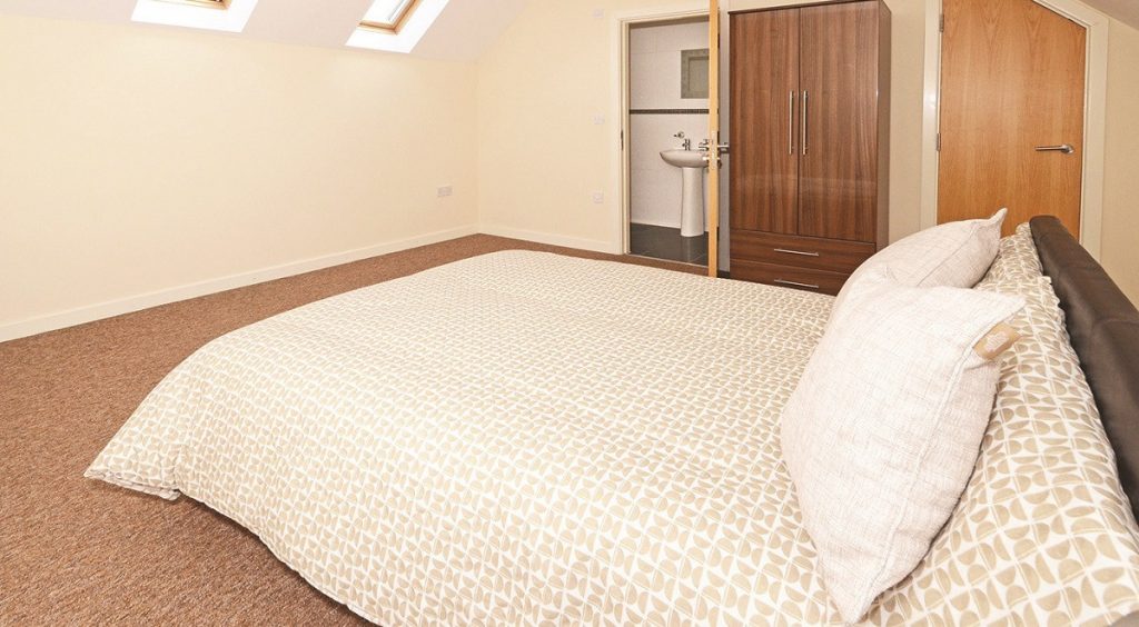 4 Bed Apartment Ensuite Room - Hassells Bridge Apartments