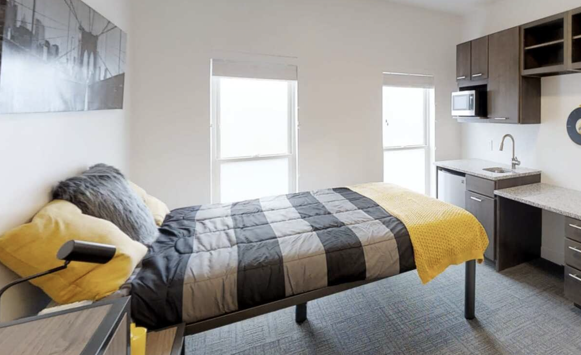 8B4B - The View on Pavey Square@AM