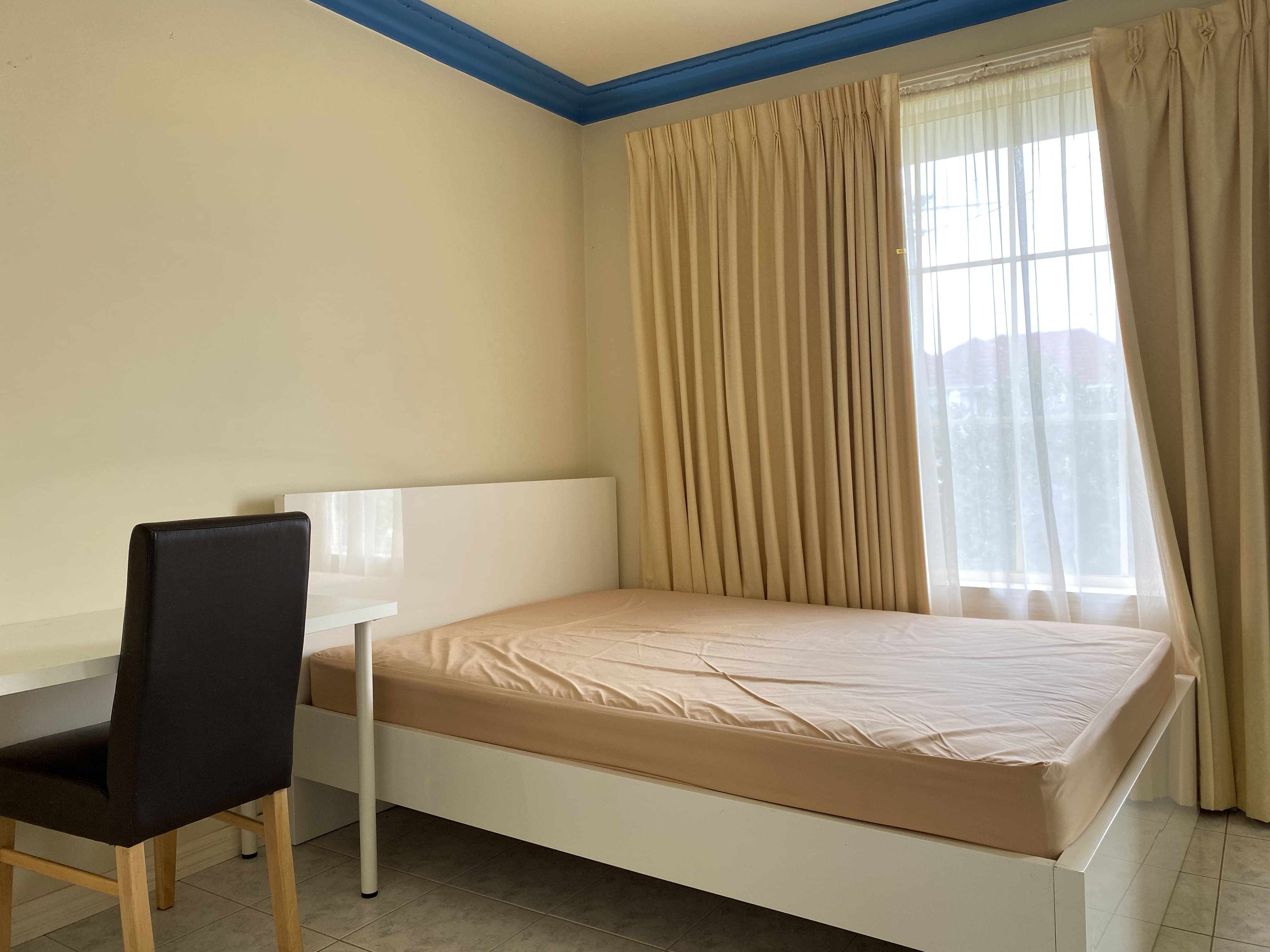 Non-En-suite - 19 Glenbrook Ave