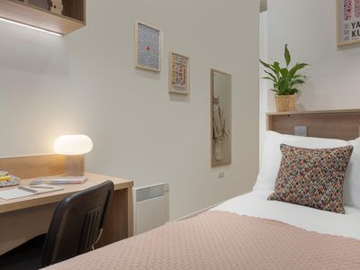 Classic Ensuite - St. Crispin's House