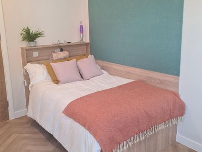 Deluxe Ensuite - St. Crispin's House