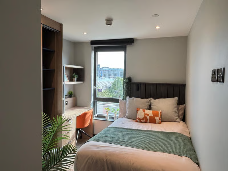 Modern Standard Ensuite - The Port On The Square