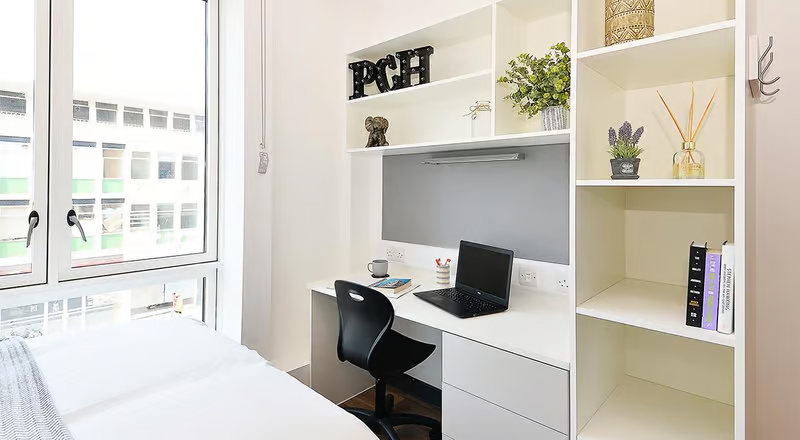 Silver En-Suite - Plymouth Cross House