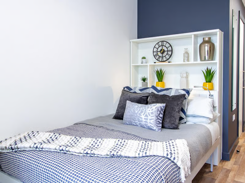 Bronze En-Suite - Plymouth Cross House