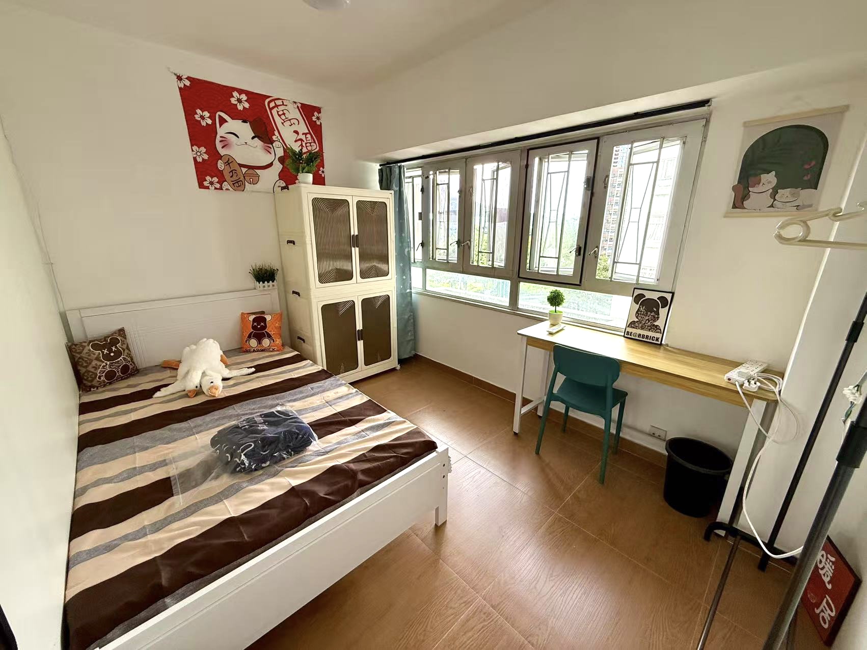 Five-Bedroom, Two-Bathroom Male-Only Room - Brilliant Garden