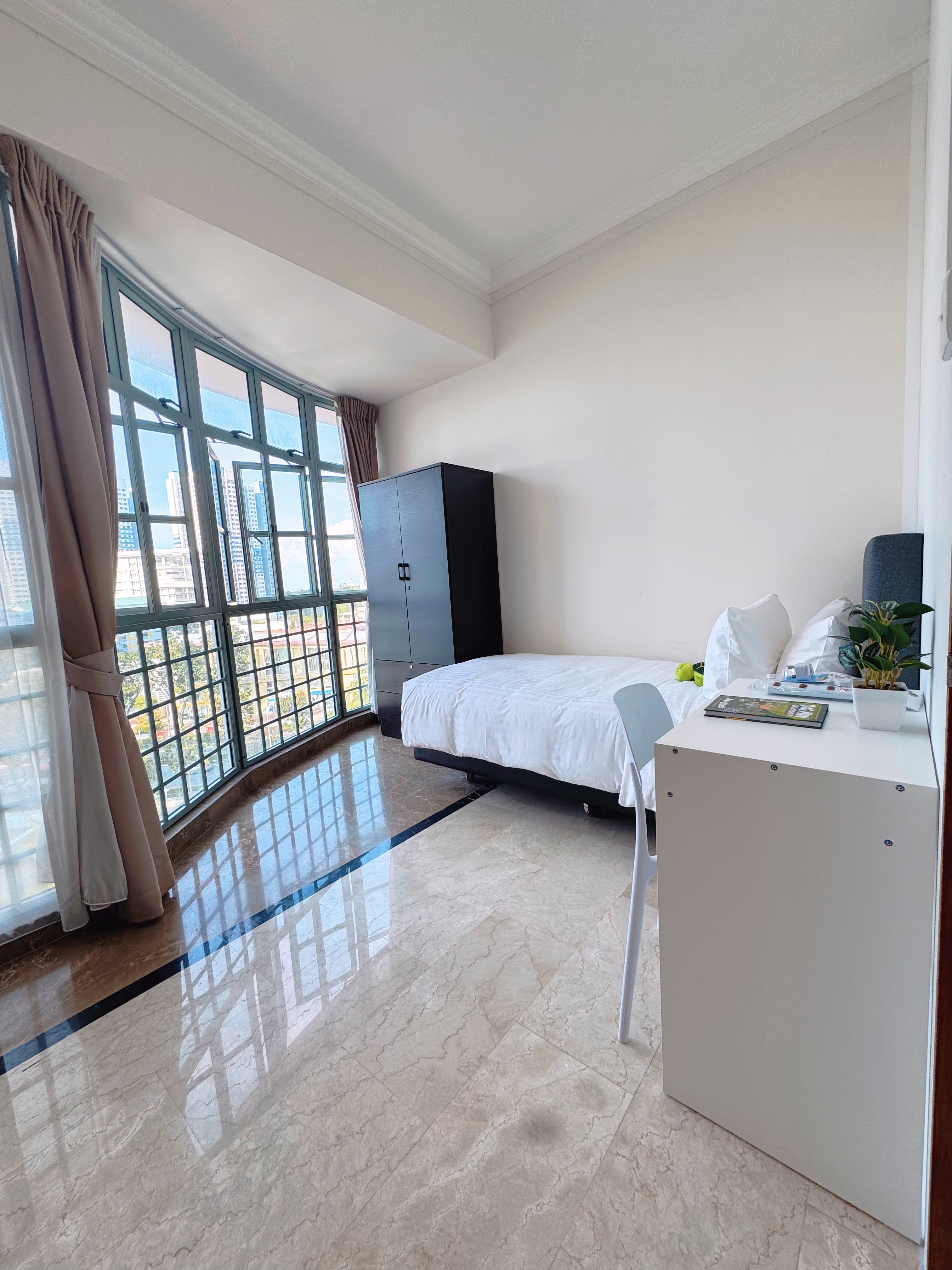 Single Room with Floor-to-Ceiling Windows - Western Apartment