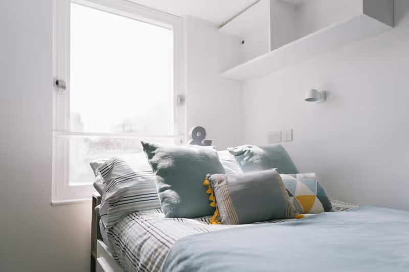 Classic Smaller 2 Bed Apartment - Shared Bathroom - Claremont Place
