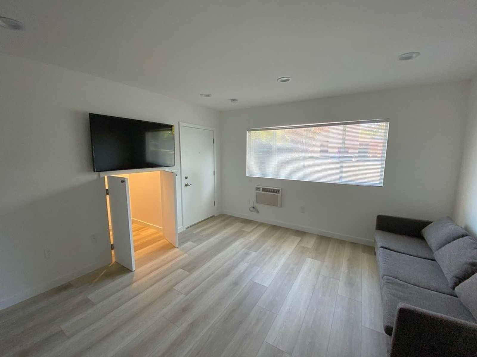 Studio - 1126 W. 36th Pl.@AM