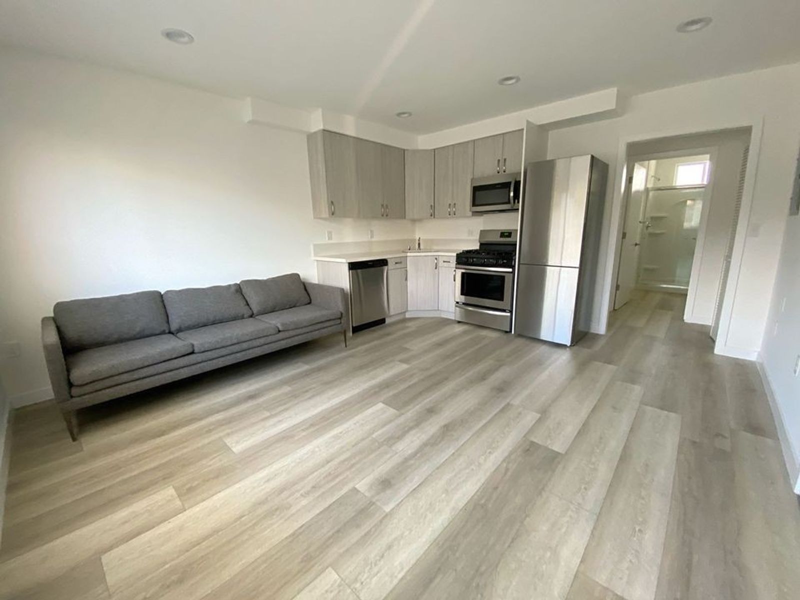 3B3B - 1126 W. 36th Pl.@AM