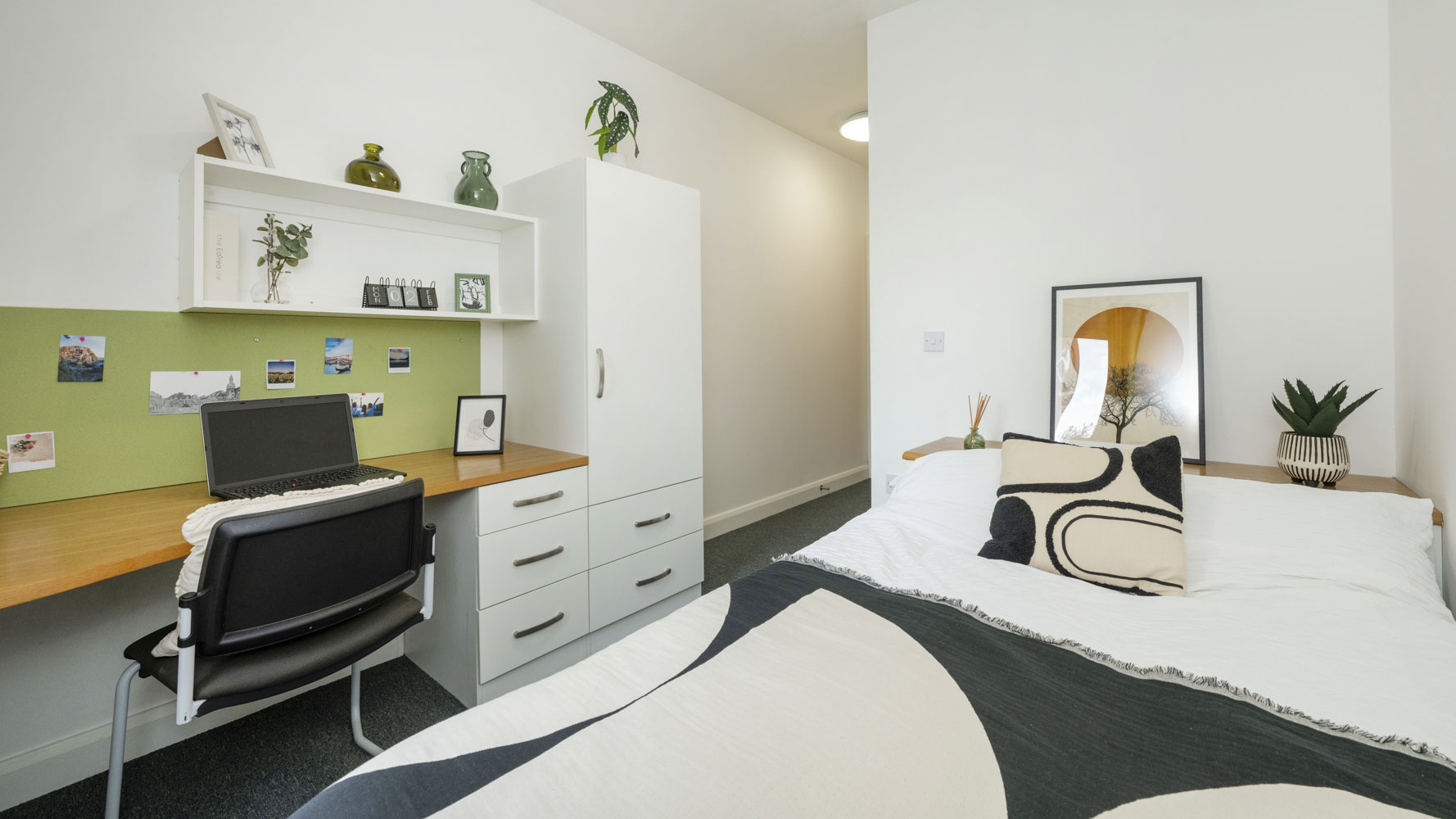 Classic Ensuite - Riverside House